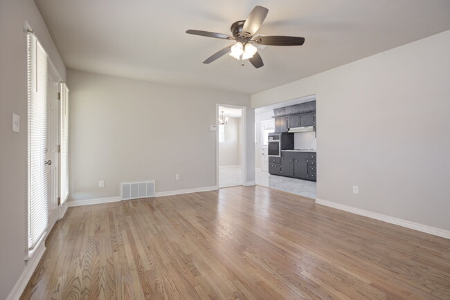 Building Photo - 1520 Brookdale Dr