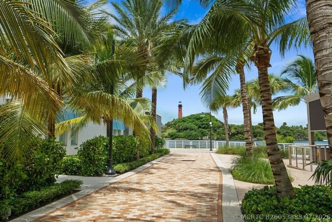 Building Photo - 300 N Hwy A1A