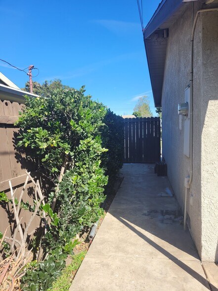 Building Photo - 639 Calle Tulipan