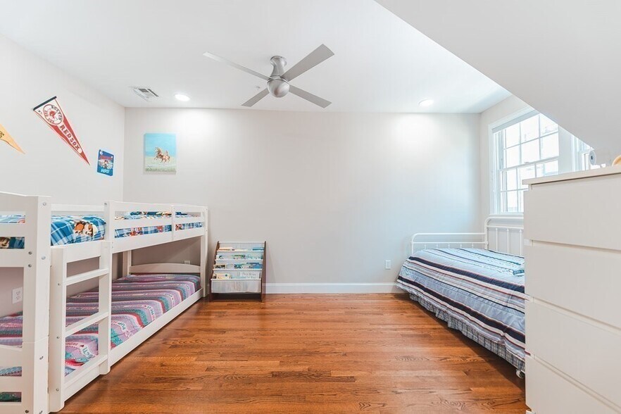 Building Photo - 467 Somerville Ave