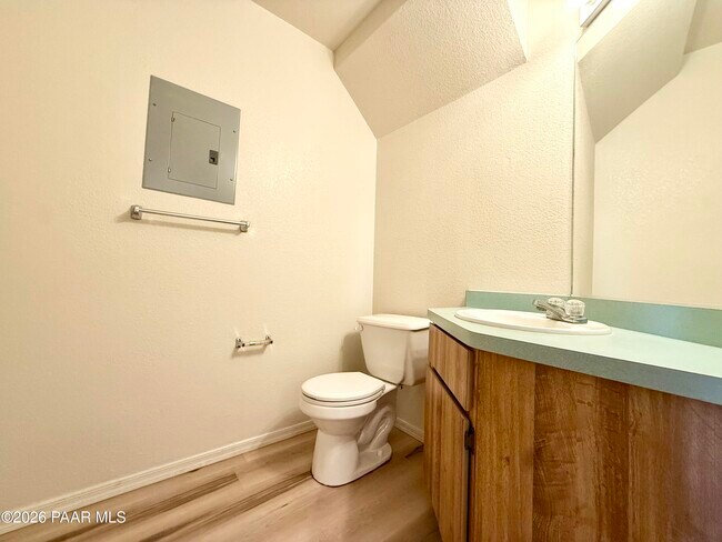 Building Photo - 3160 N Navajo Dr