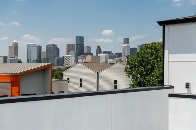 Building Photo - 3110 Live Oak St