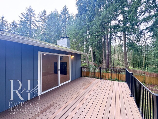 Building Photo - Modern Split-Level Home with Two Living Spaces & Expansive Yard in Port Orchard