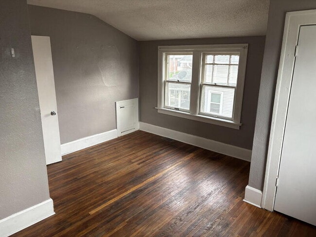 Building Photo - 1302 E 12th St