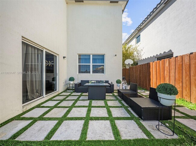 Building Photo - 1411 SE 26th Rd