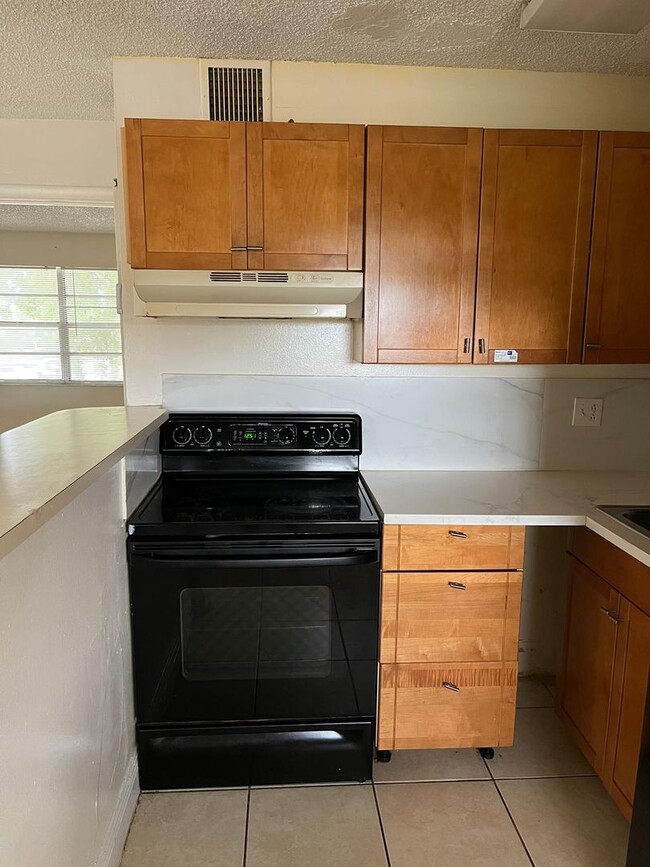 Building Photo - ONE BEDROOM APT FOR RENT IN OAKLAND PARK