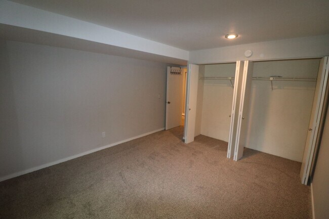 Building Photo - Spacious 1 Bed 1 Bath Corner Unit in North...