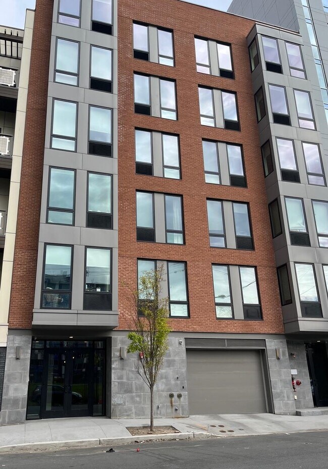 Building Photo - 323 Pine St