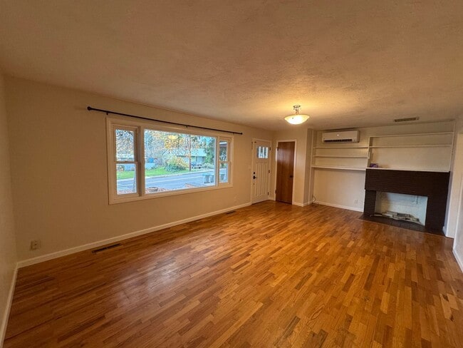 Building Photo - Open House: Sun. Jan 11, 2026 from 2-4 pm - 4 Bedroom, 2 Bathroom House in SE Eugene