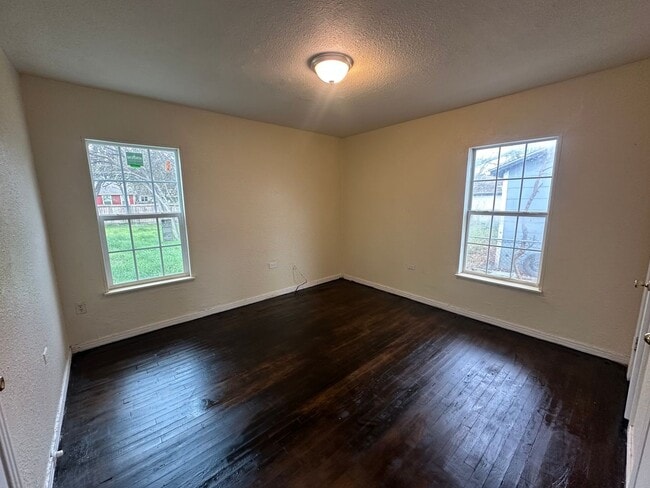 Building Photo - 3921 Roselawn Dr