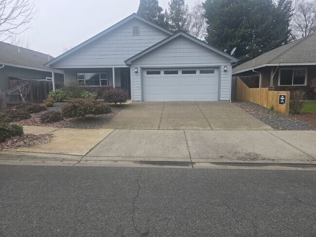 Building Photo - 3 bed 2 bath Home for Rent in Grants Pass