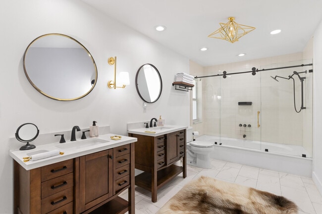 Building Photo - 6106 Royal Poinciana Ln