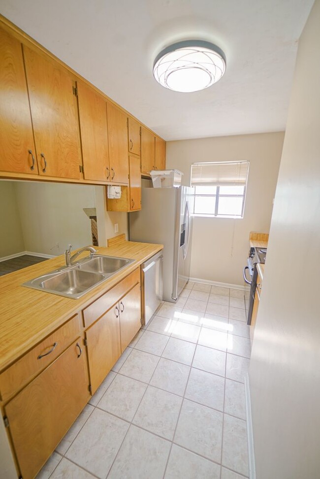 Building Photo - 2 bed 2 bath Sublease