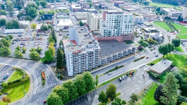 Building Photo - Furnished condo with a view of the lake an...