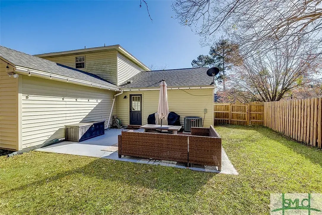 Building Photo - 165 Village Lake Dr