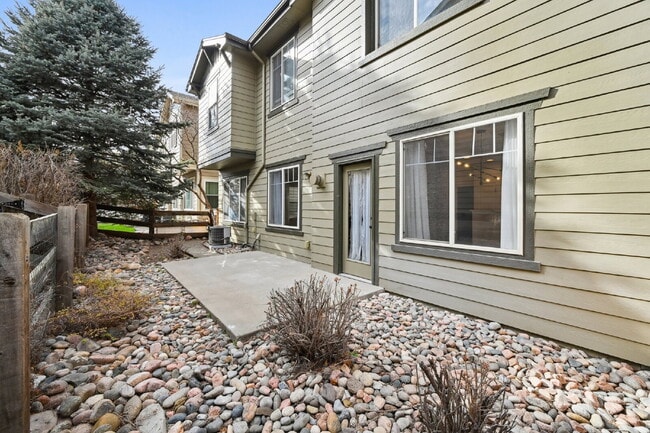 Building Photo - 3-Bed Townhouse with Open Floorplan, 2.5 Baths, and Fireplace in Rolling Hills!