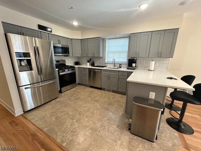 Building Photo - 337 13th Ave