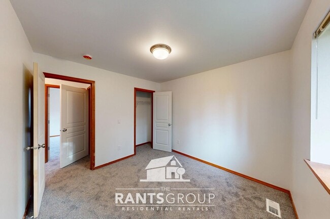 Building Photo - Spacious Pet-Free 4+ Bedroom Home in Lacey!