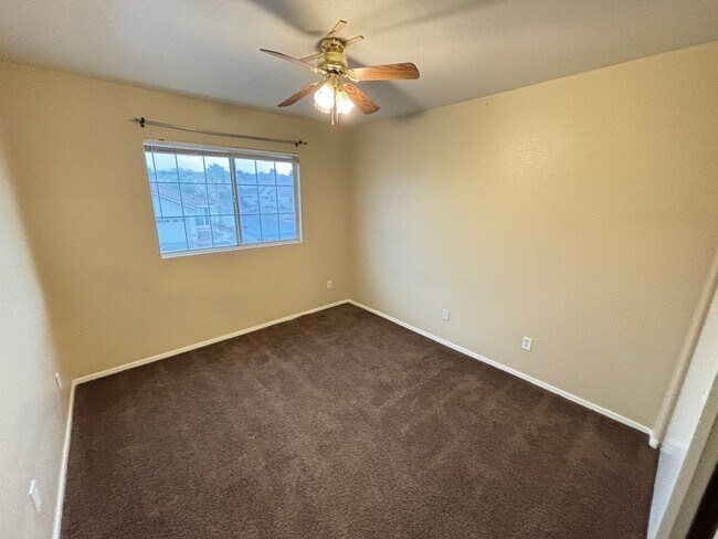 Building Photo - Gorgeous 3Bed/3Bath Home in the Gated Gree...