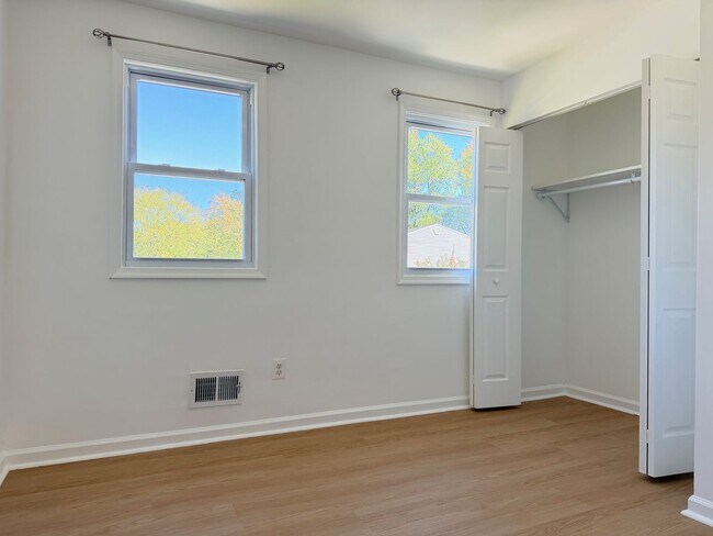 Building Photo - Spacious & Updated Pasadena Townhome for Rent