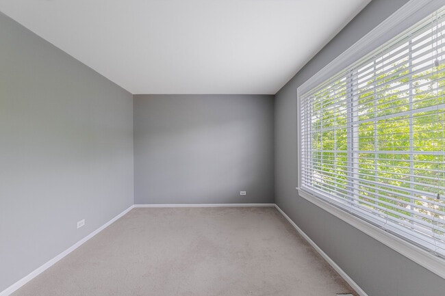 Building Photo - 1371 Braymore Cir E