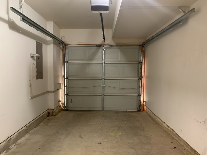 Building Photo - 351 Paradee Dr