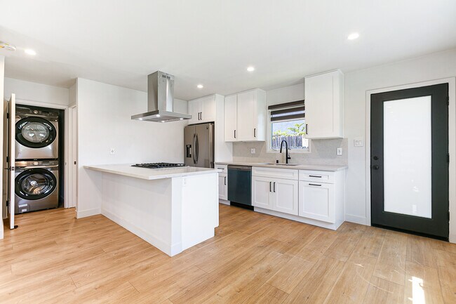 Building Photo - 10418 Regent St