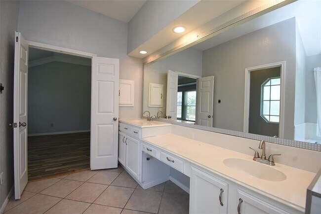 Building Photo - 1110 Ferndale Ct