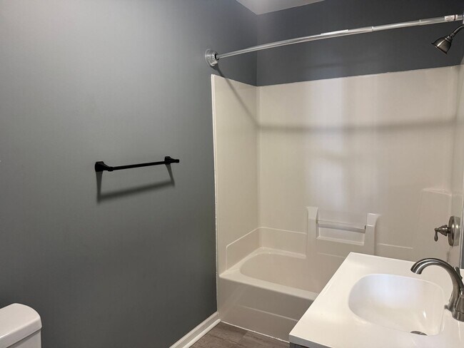 Building Photo - Large 3-Bed 2-Bath Home Uhrichsville