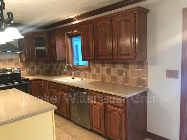 Building Photo - 225 Archview Dr