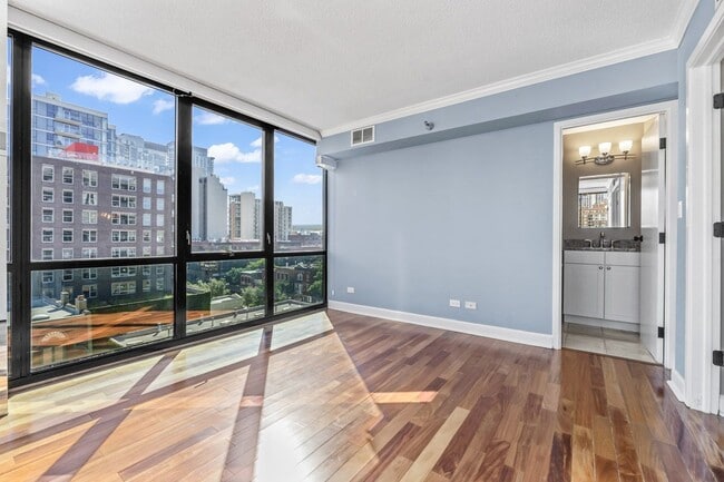 Building Photo - 1309 N Wells St