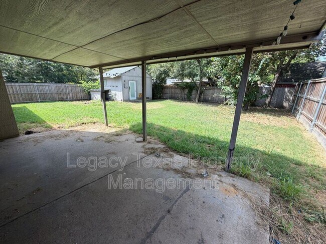 Building Photo - 513 Willow Cir W