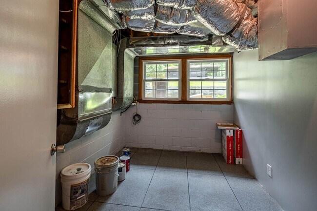 Building Photo - 4222 Arbutus Dr