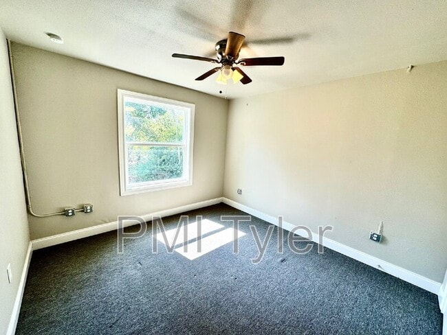 Building Photo - 1800 W Oakwood St