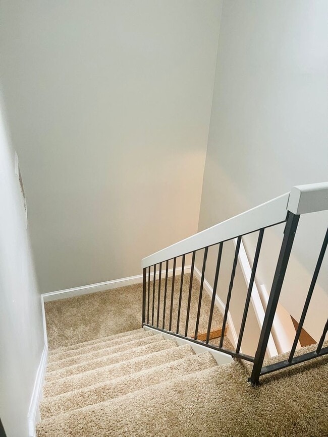 Building Photo - Beautiful recently Renovated 2 Bedroom 1.5...