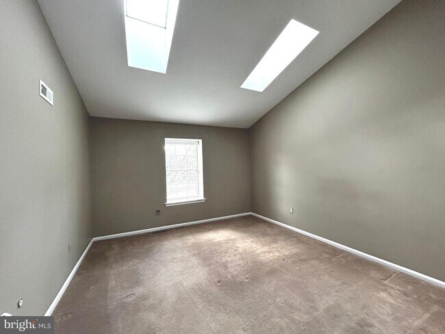 Building Photo - 1410 Stratford Ct