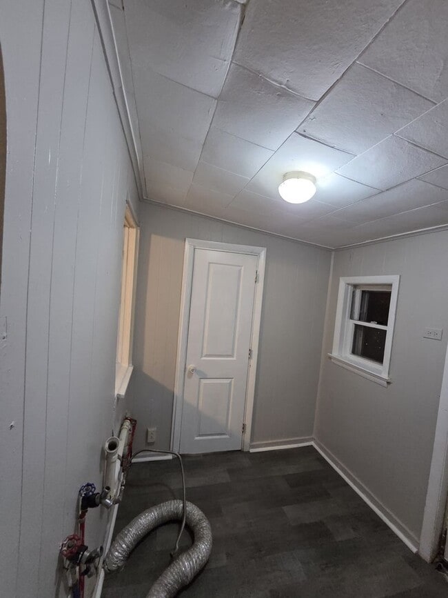 Building Photo - 2 Bedroom House w/ washer and dryer hook up