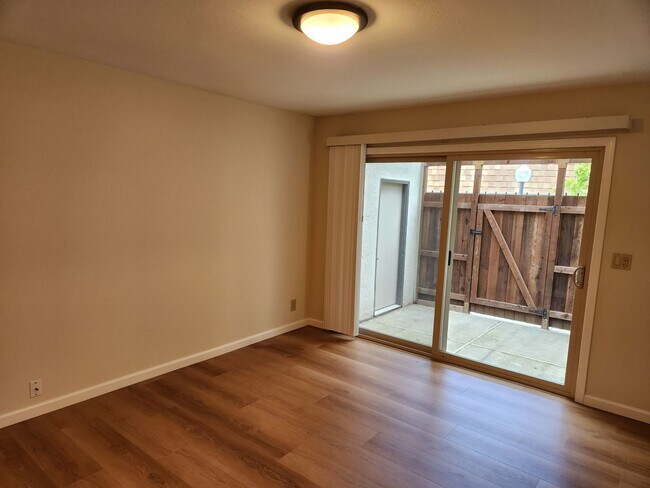 Building Photo - 1725 Holland Cir