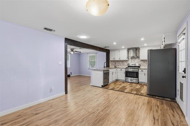 Building Photo - 1003 Bugg Ln