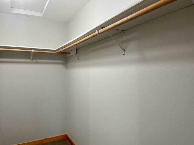 Building Photo - Desirable Downtown Poulsbo Place condo