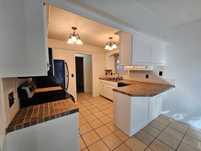 Building Photo - (3) Bed/(2) Bath Avail NOW! Oakhurst Addition!