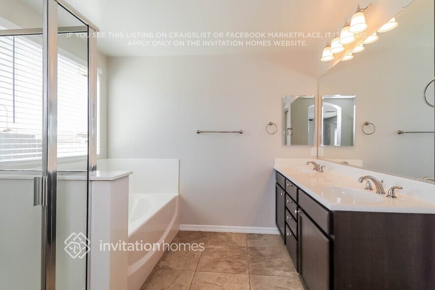 Building Photo - 5726 S 27th Dr