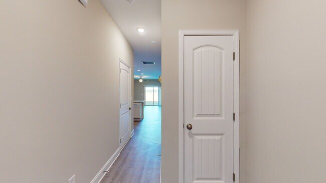Building Photo - Roberts Floor Plan