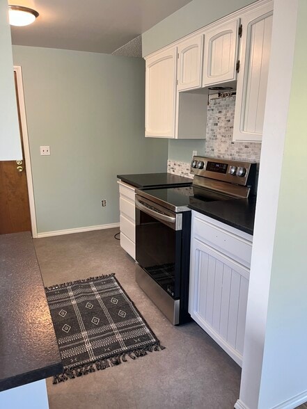 Building Photo - 343 NE 63rd Ave