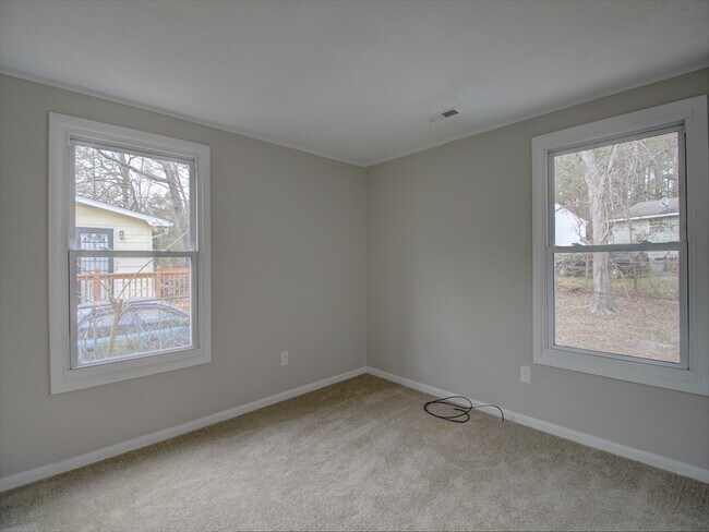 Building Photo - 3 bedroom ranch home with fenced yard!