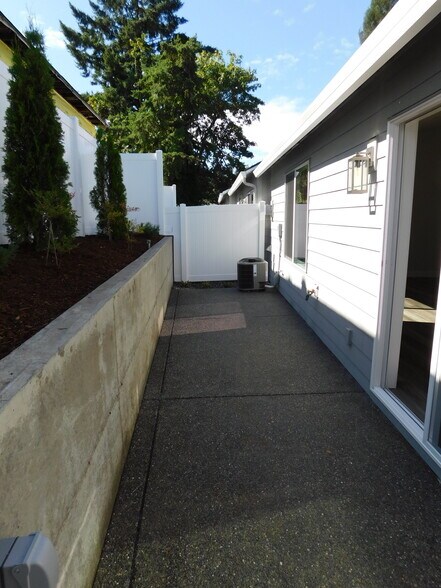 Building Photo - 604 NW 9th Ave