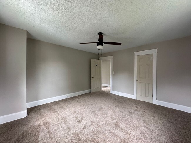 Building Photo - Welcome to this charming home in Portsmout...