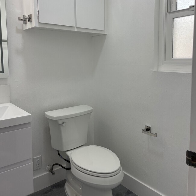 Building Photo - 323 S Broadway