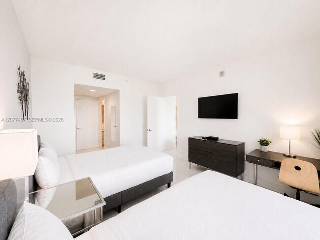 Building Photo - 2600 E Hallandale Beach Blvd