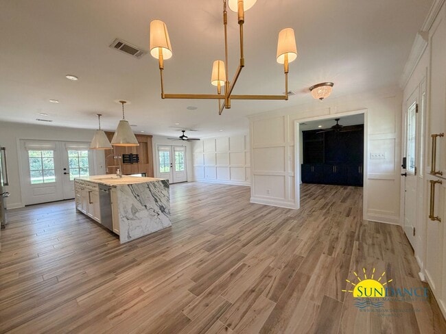 Building Photo - Exquisite Designer Home in Central Fort Walton Beach